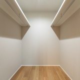 主寝室のウォークインクローゼット