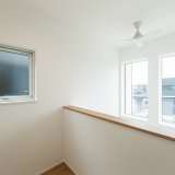 1階と吹抜けを介してつながる2階ホール