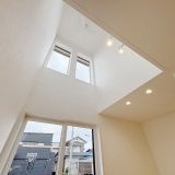 南側に面した吹抜けから明るい自然光が差し込みます♪