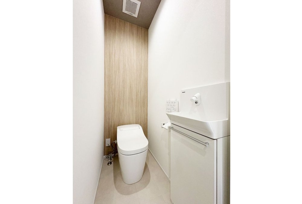 木目のクロスがおしゃれな1階トイレにはスタイリッシュで高性能なタンクレスを採用しました♪