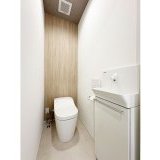 木目のクロスがおしゃれな1階トイレにはスタイリッシュで高性能なタンクレスを採用しました♪