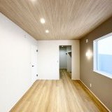 木目の天井クロスがおしゃれな主寝室。