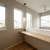 吹抜を介して2階ホールにはカウンターを設けて少しこもれる空間を作りました。窓もたくさん設置され開放感のある住まいです。