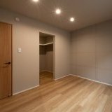 落ち着いた雰囲気の寝室です。奥に2.5帖のウォークインクローゼットを完備しています。