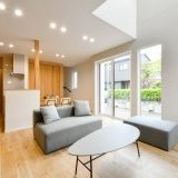 北東角に向けて開けた開放感のある吹抜設計です。LDKに入った途端の吹抜はより空間を広く見せる事ができます。