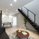 スタイリッシュなオープン階段のある住まい