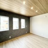 三連窓がおしゃれな2階主寝室。