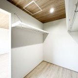 衣類だけではなく、バッグや帽子、アクセサリーといったファッションアイテムを一箇所にまとめて収納できます。