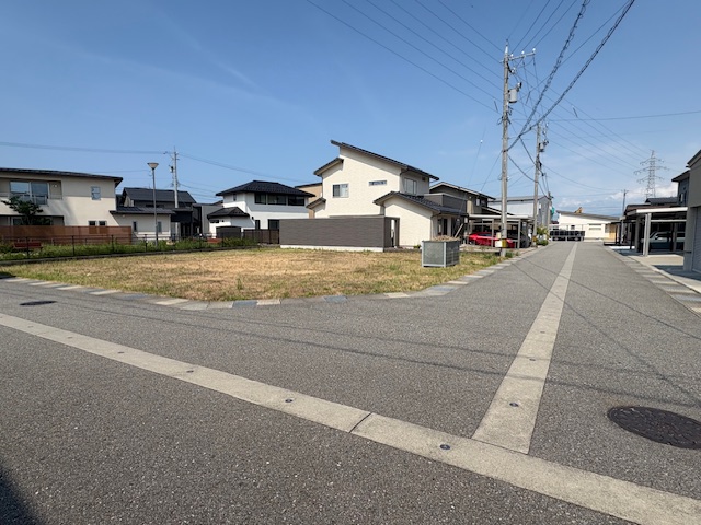 前面道路消雪付きで冬も安心です。