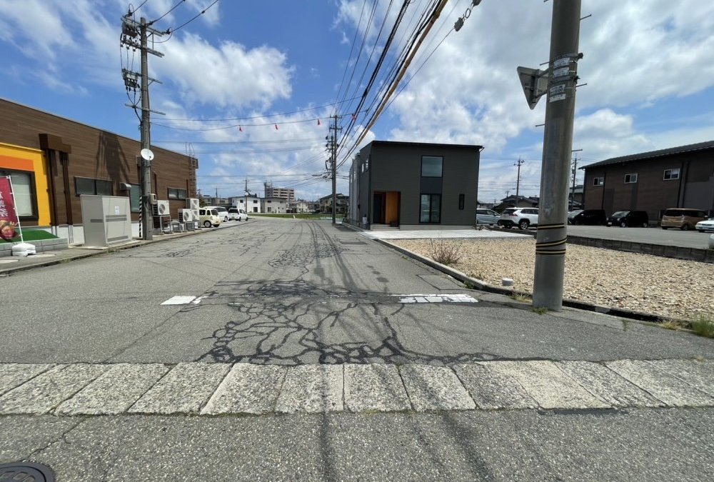 北西側前面道路（南側から撮影）幅員：10.8ｍ