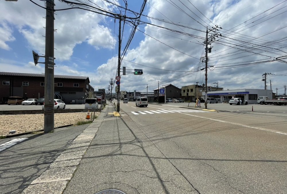 南西側前面道路（西側から撮影）幅員：17.3ｍ