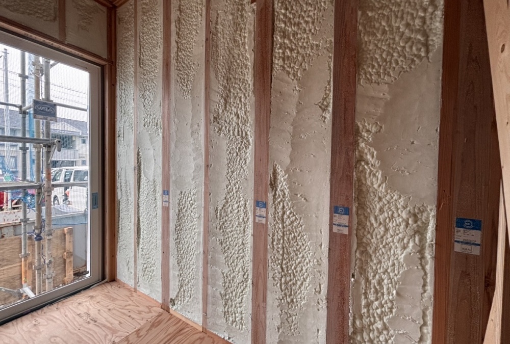 工事が着々と進み、壁の内側に高性能住宅では欠かせない発泡ウレタンの吹付中の作業中です♪