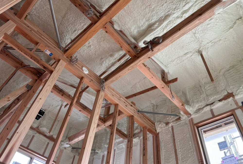 このように、壁と天井にウレタン材を隙間なく吹き付けることにより気密性が上がります。