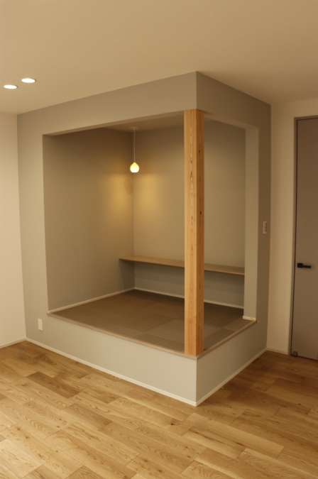 小上がりヌックには、タタミの様な肌触りでお手入れしやすいタイルを使用しており、温もりを感じる空間です♪