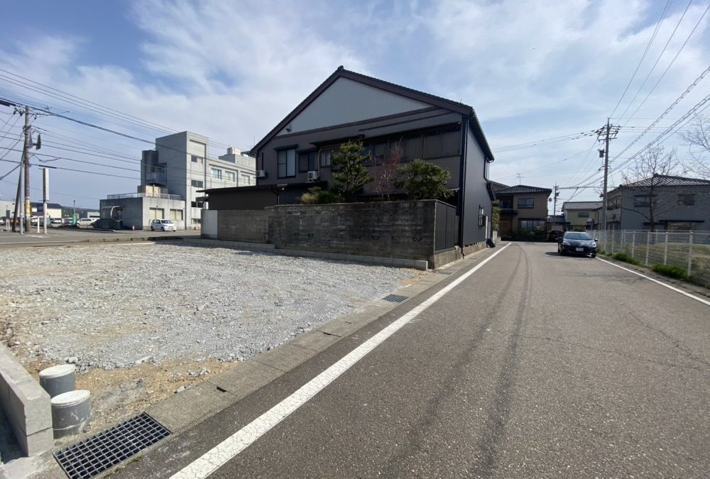 西側前面道路（北西側から撮影）幅員：6.88ｍ