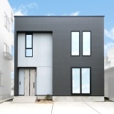 エッジの効いた小幅なストライプのブラックカラーを基調に、正面のグレーの吹付が素材感を感じるクールモダンなデザインです。