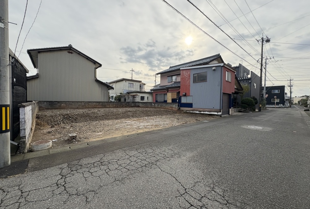 西側前面道路含む現地写真（2025.12撮影）