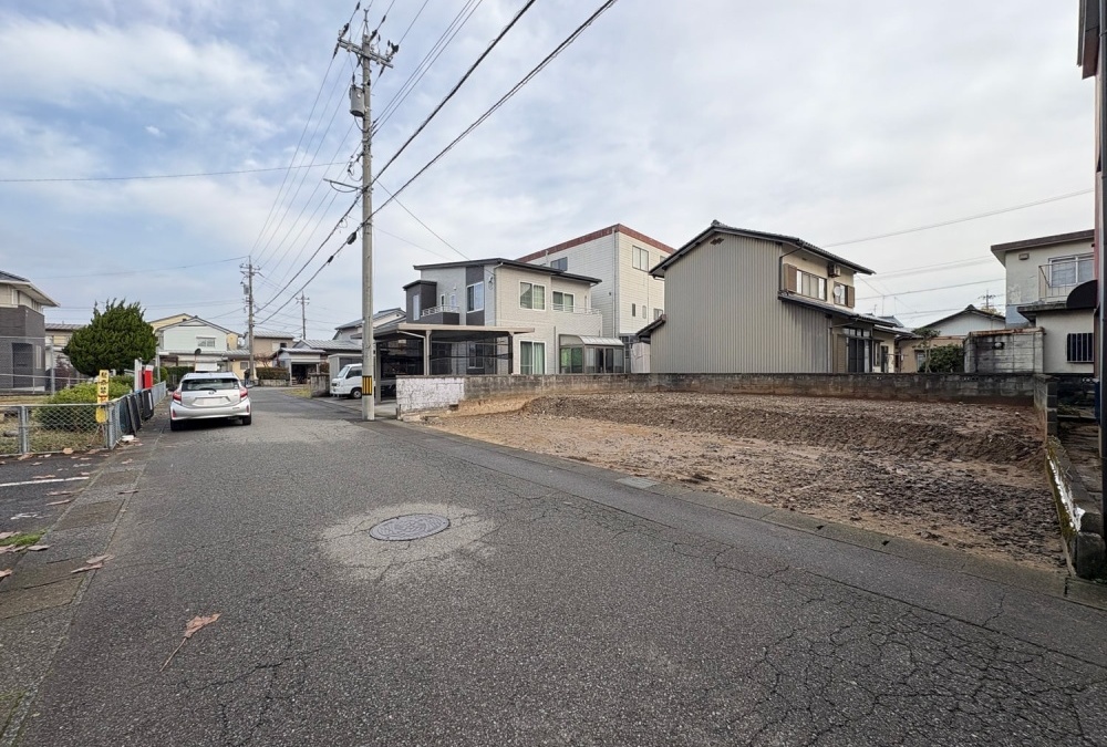 西側前面道路含む現地写真（2025.12撮影）