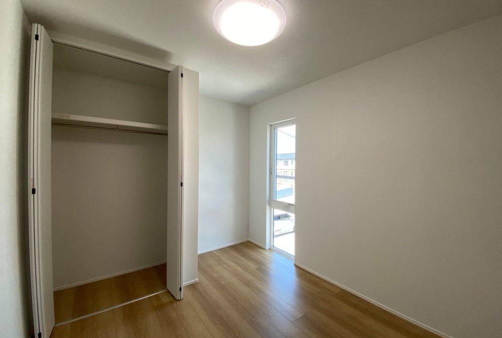 洋室の各部屋にはクローゼット設置しているのでお子様自身で整理整頓ができます♪