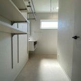 サンルーム兼洗面室には物干しスペースも確保しています。可動棚も充実しており、タオル等や洗濯のストック品なども置いておけます。