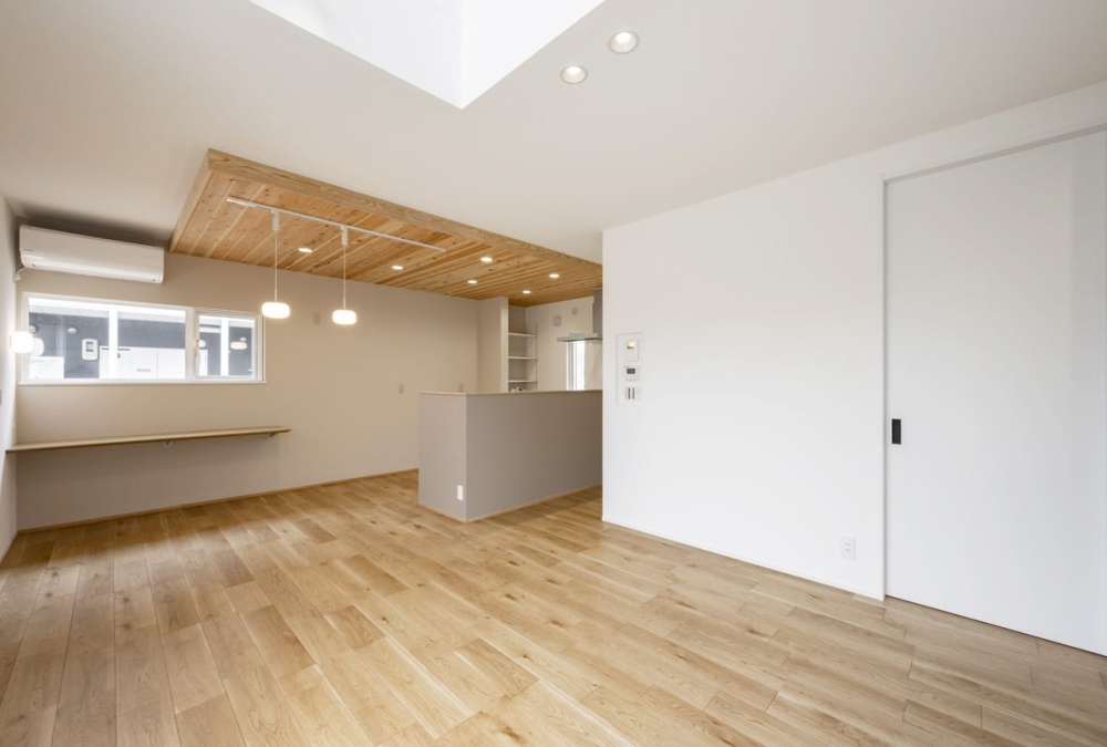 キッチンの下がり天井と吹抜けのコントラストにより、空間にメリハリが生まれ、洗練されたデザイン性を演出します。