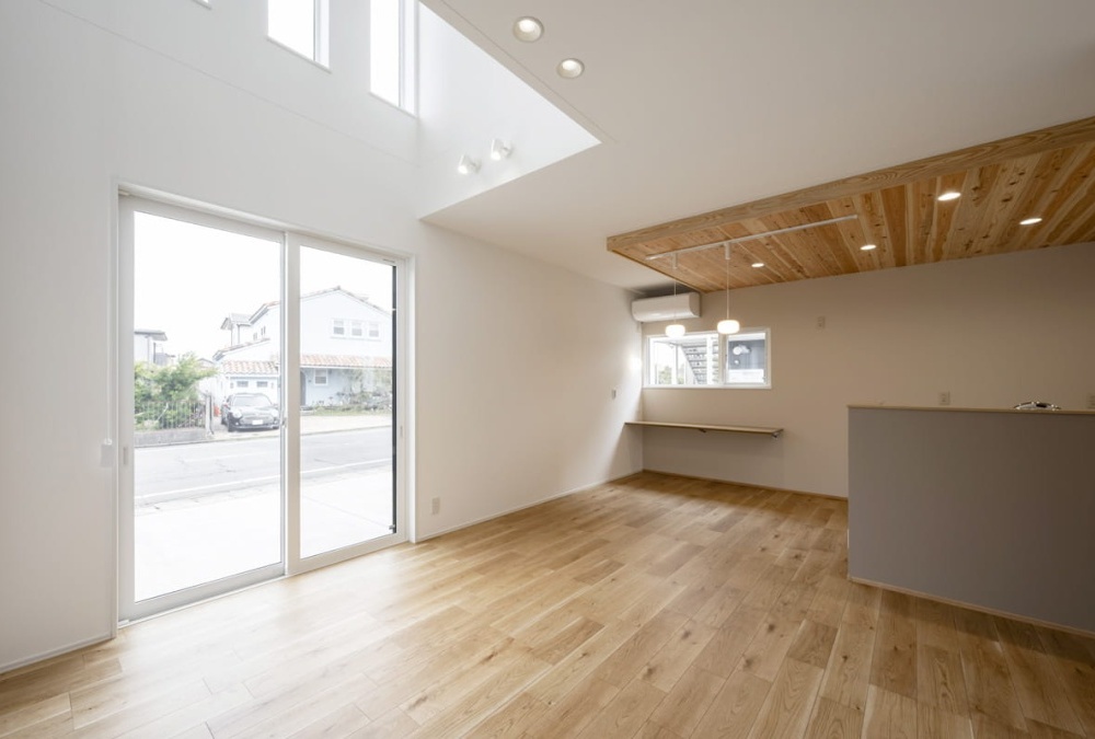 視線の抜けと包まれるような安心感が共存し、家族が集うキッチンを中心に、心地よい一体感のある住まいを実現しました。