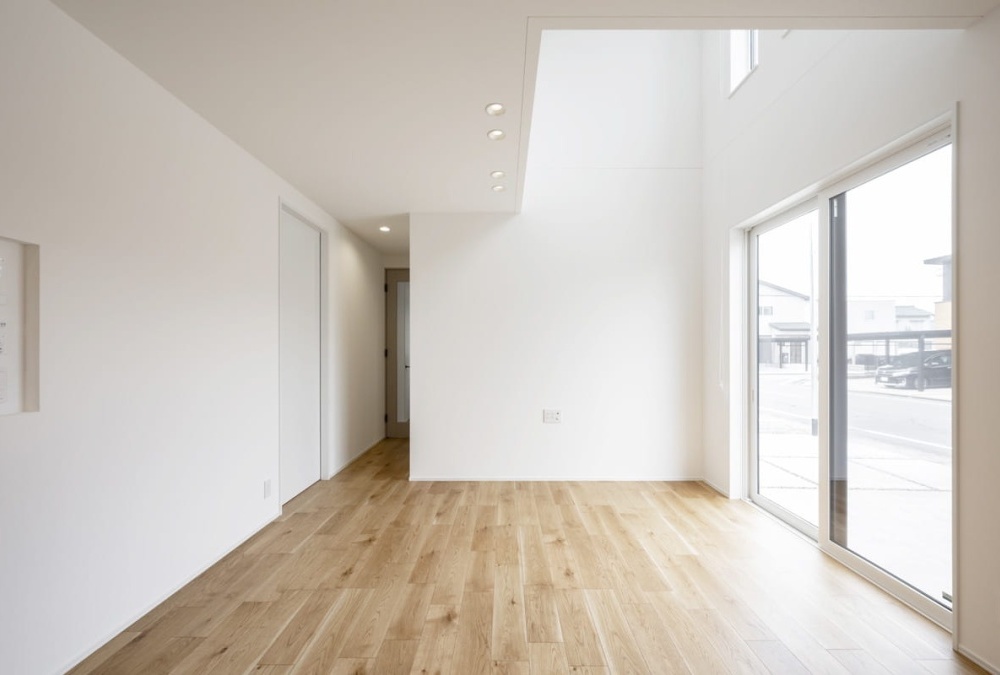 東向きの吹抜けと高窓により、朝のやわらかな陽光が住まい全体に心地よく広がります。