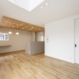 キッチンの下がり天井と吹抜けのコントラストにより、空間にメリハリが生まれ、洗練されたデザイン性を演出します。