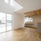 視線の抜けと包まれるような安心感が共存し、家族が集うキッチンを中心に、心地よい一体感のある住まいを実現しました。