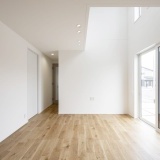 東向きの吹抜けと高窓により、朝のやわらかな陽光が住まい全体に心地よく広がります。