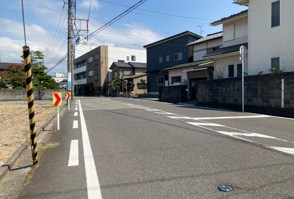 南側道路幅員9.8mで広々。駐車もスムーズです。