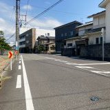 南側道路幅員9.8mで広々。駐車もスムーズです。