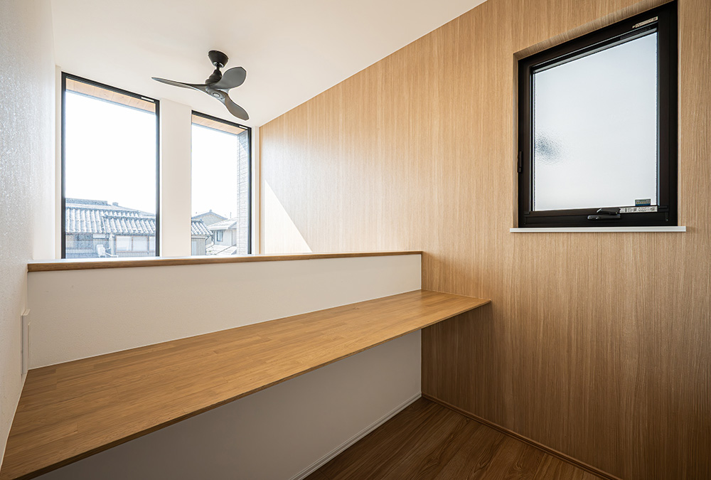 2階のカウンタースペースでは、趣味やワークスペースを共有できます。吹抜の窓も開放感あり、間接光でとても明るい空間になります。