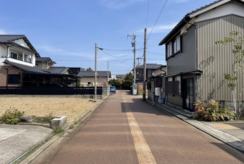 南側前面道路（西側から撮影）幅員5.0ｍ