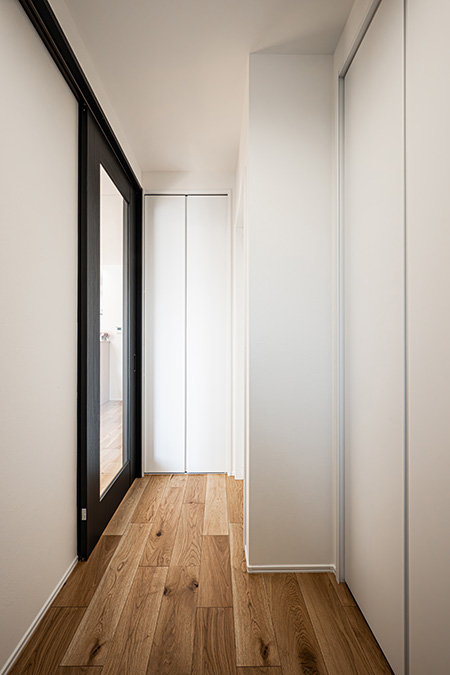 玄関横にはシューズクロークとは別にコート掛け収納があり朝の身支度もスムーズです♪