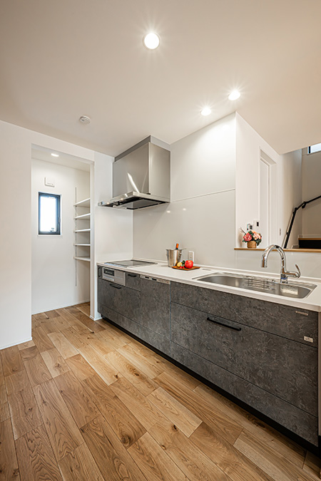 キッチン横のパントリーには食品だけではなく日用品などをストックできる容量を確保しています。