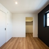 落ち着いた雰囲気の寝室には２帖のウォークインクローゼットを完備しています。