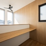 2階のカウンタースペースでは、趣味やワークスペースを共有できます。吹抜の窓も開放感あり、間接光でとても明るい空間になります。