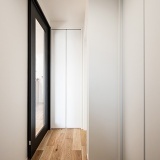 玄関横にはシューズクロークとは別にコート掛け収納があり朝の身支度もスムーズです♪