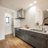 キッチン横のパントリーには食品だけではなく日用品などをストックできる容量を確保しています。