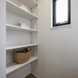 洗面化粧台の後ろにある可動棚収納にはタオルやストック品をしっかりと片付けられます♪