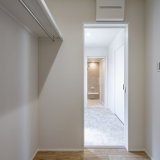 浴室から脱衣所を抜けた先のファミリークローク。LDKともつながっているため家事動線がラクラクです♪