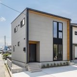 グレーのシンプルなフラットデザインに自然な風合いをプラスし、天然木のぬくもりが魅力のナチュラルモダンな外観デザインです♪