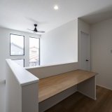 2階ホールとLDKが吹抜を介して、適度につながっています。ご家族の気配を感じながらワークスペースを活用できます♪