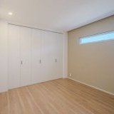 大きなクローゼットを完備した主寝室。アクセントクロス×間接照明により、空間に立体感を生み出し、落ち着いたムードを効果的に演出します。