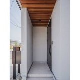 温かみのあるレッドシダーと落ち着いたグレーを組み合わせ、ナチュラルモダンな印象に。