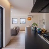 外観と同様、内観でも随所にアクセントで黒を取り入れ、空間をスタイリッシュに引き締めます。