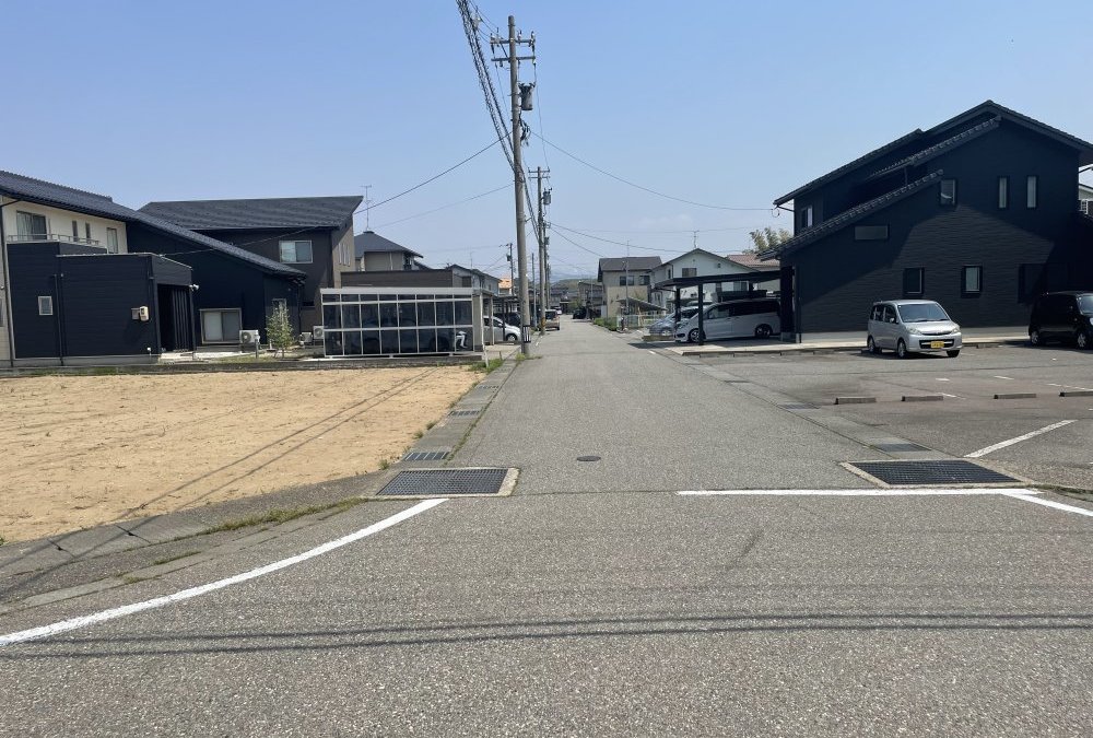 南側前面道路（西側から撮影）幅員6.0ｍ