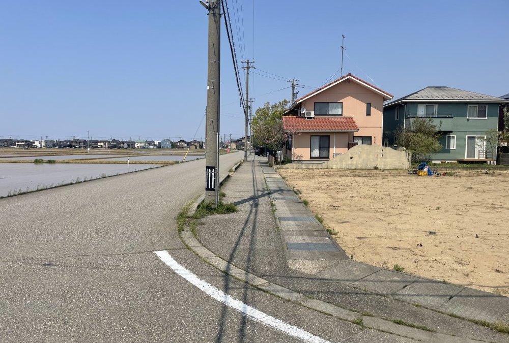 西側前面道路（南側から撮影）幅員9.0ｍ