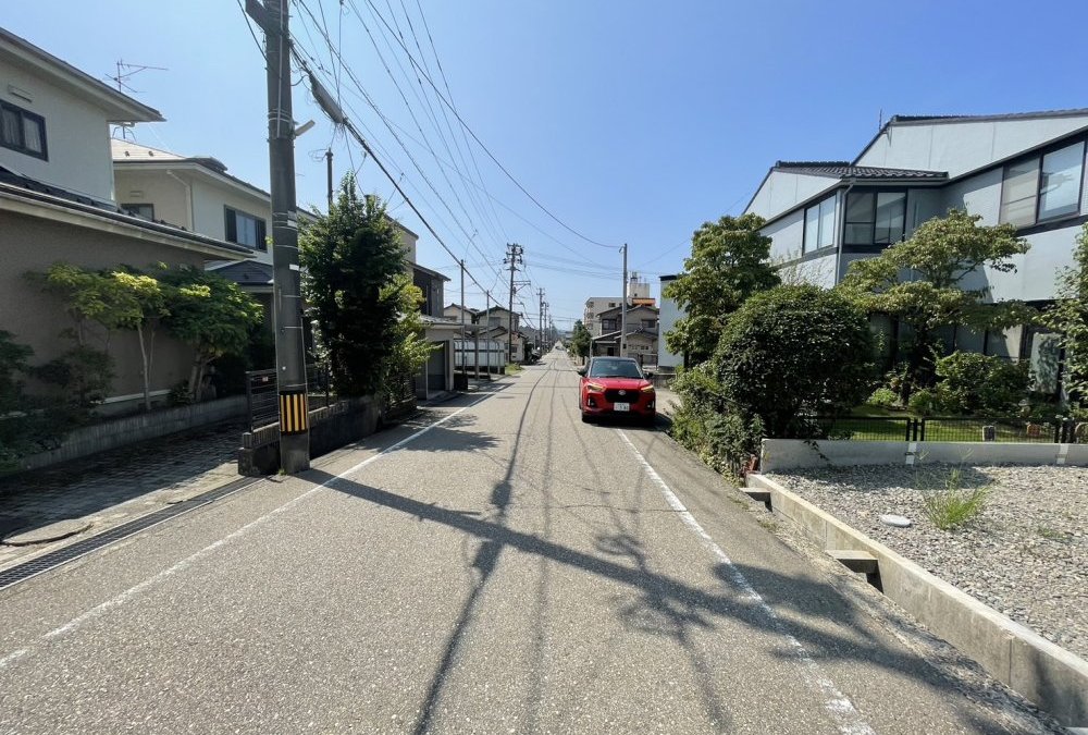 南側前面道路（東側から撮影）幅員：6.79ｍ　間口：7.11ｍ